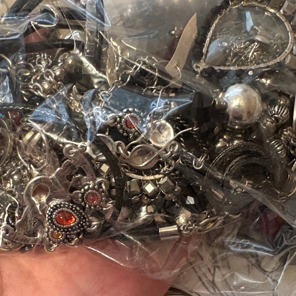 1 pound (20 pieces) Silver and Black Women's Accessory Set - Picture 4 of 5